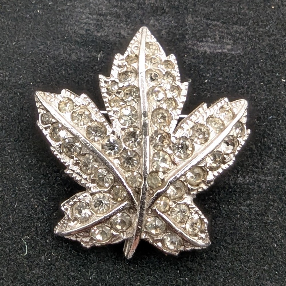 Sparkling Rhinestone Silver Tone‎ Maple Leaf Brooch Pin